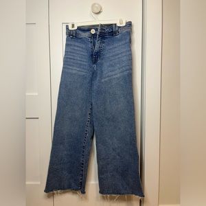 Hi, selling these breathtaking mom jeans for kids/teens in size 9 (M).